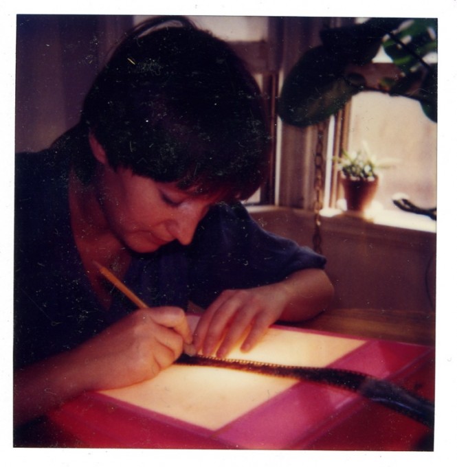 Solweig en train de graver sur pellicule