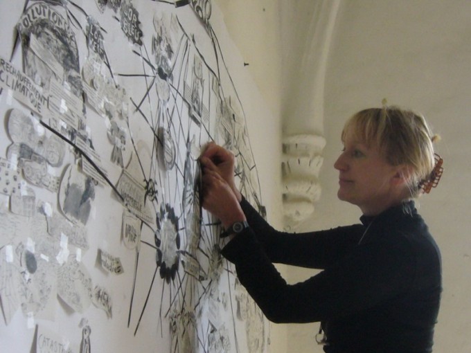 Solweig travaille sur son projet de mappemonde.