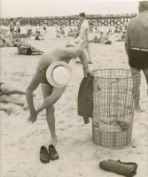 l'homme à la plage 1950.jpg